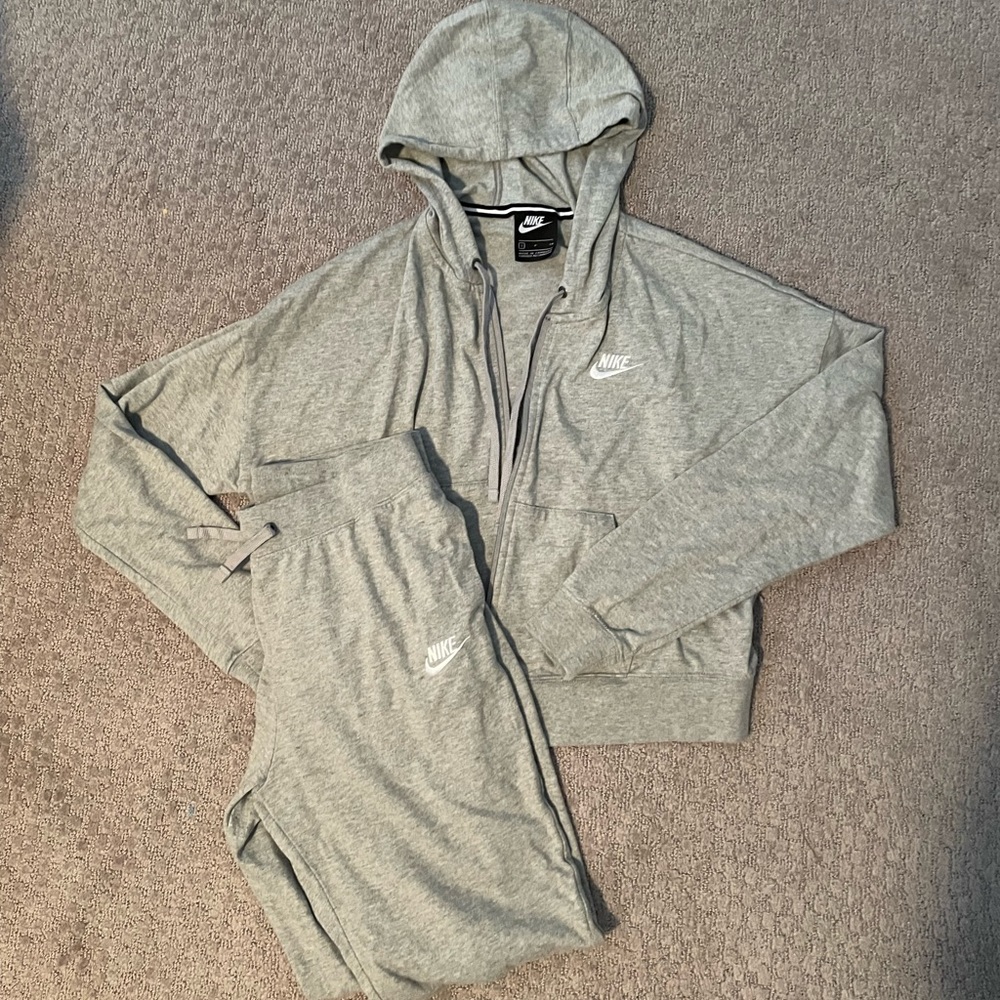 Matching Nike sweat set in grey